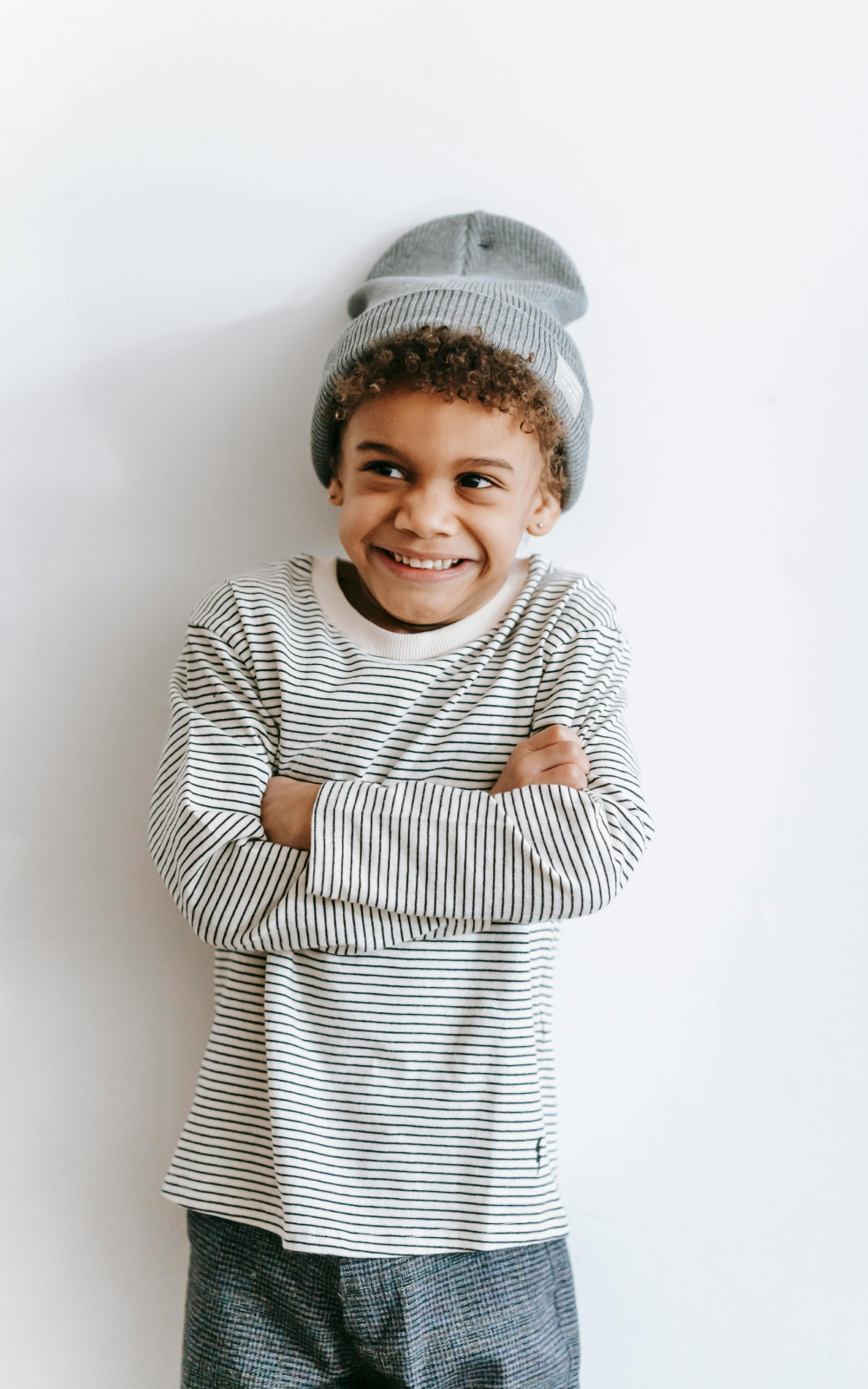 ウキウキしながら笑顔で腕を組んでいる男の子