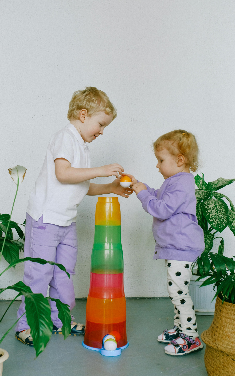 カラフルなおもちゃのタワーで遊んでいる2人の子ども