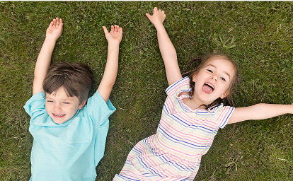 芝生の上で笑顔いっぱいのふたり